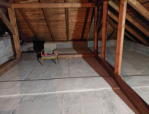 Zateplení stropu rodinného domu pomocí foukané izolace